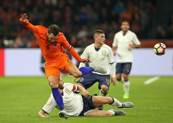 28.03.2017, Fussball Test-Länderspiel, Niederlande - Italien, in der Amsterdam-Arena Amsterdam (Niederlande). v.l. Kevin Strootman (Niederlande) gegen Leonardo Bonucci (Italien) 