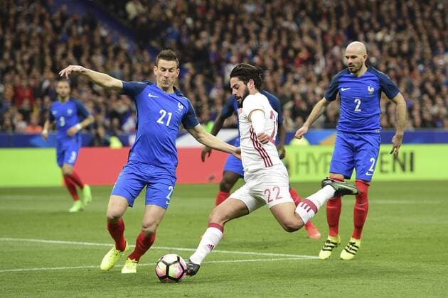 Laurent Koscielny (France) vs Isco (Espagne) FOOTBALL : France vs Espagne - Match Amical- St Denis - 28 03 2017 JBAutissier Panoramic 