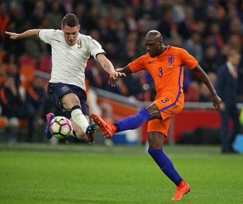 28.03.2017, Fussball Test-Länderspiel, Niederlande - Italien, in der Amsterdam-Arena Amsterdam (Niederlande). v.l. Andrea Belotti (Italien) gegen Bruno Martins Indi (Niederlande) 