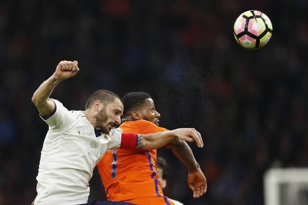 (L-R) Leonardo Bonucci of Italy, Jeremain Lens of Hollandduring the friendly match between Netherlands and Italy at the Amsterdam Arena on March 28, 2017 in Amsterdam, The Netherlands Netherlands v Italy Friendly match 2016 2017 xVIxxIVx 7446382