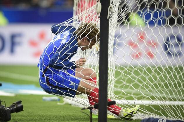 Bilder des Tages - SPORT Antoine Griezmann (France) dans les filets FOOTBALL : France vs Espagne - Match Amical- St Denis - 28 03 2017 JBAutissier Panoramic 