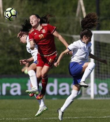March 28, 2017 - Oeiras, Lisbon, Portugal - Claudia Pina of Spain during and Joana Martins of Portugal the UEFA U17 U 17 Women s Championship Qualifier match between Spain and Portugal at Cidade do Futebol stadium on March 28, 2017 in Oeiras, Portugal. Spain v Portugal - UEFA U17 Women s Championship  - ZUMAn230 20170328_zaa_n230_262 Copyright: xFilipexAmorimx