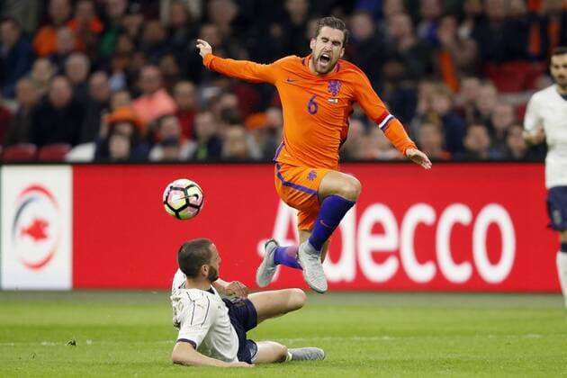 (L-R) Leonardo Bonucci of Italy, Georginio Wijnaldum of Hollandduring the friendly match between Netherlands and Italy at the Amsterdam Arena on March 28, 2017 in Amsterdam, The Netherlands Netherlands v Italy Friendly match 2016 2017 xVIxxIVx 7447470