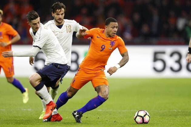 (L-R) Roberto Gagliardini of Italy, Marco Parolo of Italy, Memphis Depay of Hollandduring the friendly match between Netherlands and Italy at the Amsterdam Arena on March 28, 2017 in Amsterdam, The Netherlands Netherlands v Italy Friendly match 2016 2017 xVIxxIVx 7447476