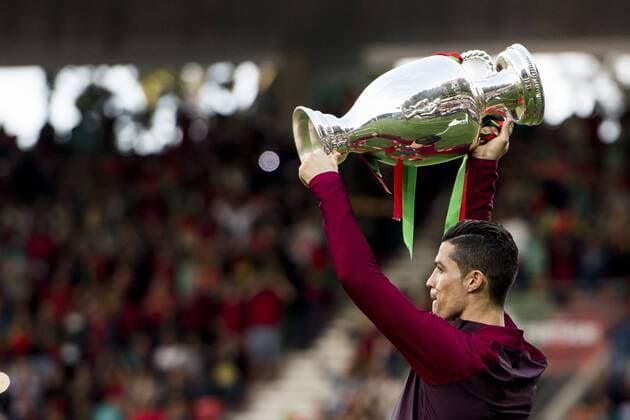 170328 Portugals Cristiano Ronaldo visar upp EM-pokalen inför en träningsmatch i fotboll mellan Portugal och Sverige den 28 mars 2017 i Madeira.  Copyright: PETTERxARVIDSON BB170328PA206