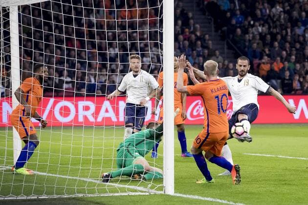 28.03.2017, Amsterdam Arena, Amsterdam, NED, Testspiel, Niederlande vs Italien, im Bild Leonardo Bonucci of Italy (R) scores 1-2, Davy Klaassen of Netherlands (2R), Jeroen Zoet of Netherlands (M) Leonardo Bonucci of Italy (R) scores 1-2, Davy Klaassen of Netherlands (2R), Jeroen Zoet of Netherlands (M) during the International Friendly Länderspiel Football Match between Netherlands and Italy at the Amsterdam Arena in Amsterdam, Netherlands on 2017 03 28. Amsterdam EP_fil