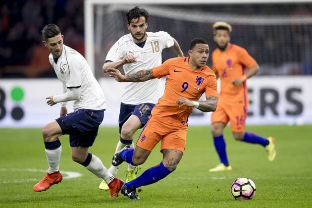 28.03.2017, Amsterdam Arena, Amsterdam, NED, Testspiel, Niederlande vs Italien, im Bild Memphis Depay of Netherlands (2R), Marco Parolo of Italy (M), Daniele Rugani of Italy (L) Memphis Depay of Netherlands (2R), Marco Parolo of Italy (M), Daniele Rugani of Italy (L) during the International Friendly Länderspiel Football Match between Netherlands and Italy at the Amsterdam Arena in Amsterdam, Netherlands on 2017 03 28. Amsterdam EP_fil