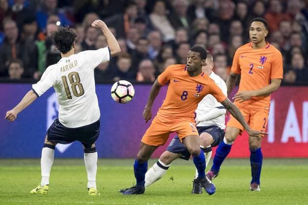 28.03.2017, Amsterdam Arena, Amsterdam, NED, Testspiel, Niederlande vs Italien, im Bild Georginio Wijnaldum of Netherlands (M), Marco Parolo of Italy (L), Kenny Tete of Netherlands (R) Georginio Wijnaldum of Netherlands (M), Marco Parolo of Italy (L), Kenny Tete of Netherlands (R) during the International Friendly Länderspiel Football Match between Netherlands and Italy at the Amsterdam Arena in Amsterdam, Netherlands on 2017 03 28. Amsterdam EP_fil