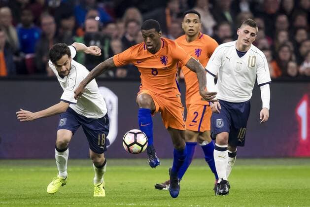 28.03.2017, Amsterdam Arena, Amsterdam, NED, Testspiel, Niederlande vs Italien, im Bild Georginio Wijnaldum of Netherlands (M), Marco Parolo of Italy (L), Marco Verratti of Italy (R) Georginio Wijnaldum of Netherlands (M), Marco Parolo of Italy (L), Marco Verratti of Italy (R) during the International Friendly Länderspiel Football Match between Netherlands and Italy at the Amsterdam Arena in Amsterdam, Netherlands on 2017 03 28. Amsterdam EP_fil
