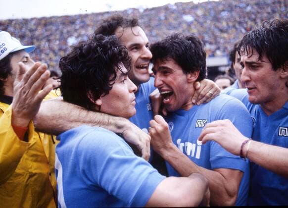 SQUADRA, DIEGO MARADONA, GIUSEPPE VOLPECINA, SALVATORE BAGNI, FERNANDO DE NAPOLI, FESTA SCUDETTO CAMPIONATO SERIE A 1986-87 NAPOLI-FIORENTINA 1-1