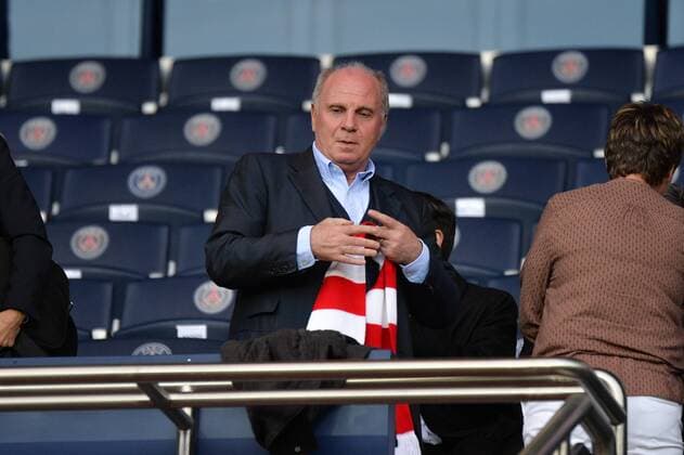 Uli Hoeness beim Betreten des Stadion Parc des Princes, bindet sich seinen FC Bayern-Schal um Paris, Frankreich, 29.03.2017, Fussball, UEFA Women s Champions League, Paris Saint-Germain - FC Bayern Muenchen, xklx
