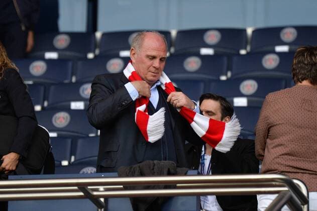 Uli Hoeness beim Betreten des Stadion Parc des Princes, bindet sich seinen FC Bayern-Schal um Paris, Frankreich, 29.03.2017, Fussball, UEFA Women s Champions League, Paris Saint-Germain - FC Bayern Muenchen, xklx