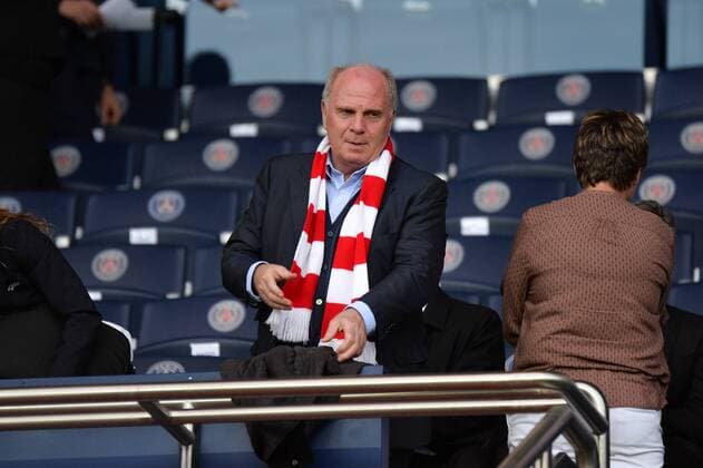 Uli Hoeness beim Betreten des Stadion Parc des Princes, bindet sich seinen FC Bayern-Schal um Paris, Frankreich, 29.03.2017, Fussball, UEFA Women s Champions League, Paris Saint-Germain - FC Bayern Muenchen, xklx