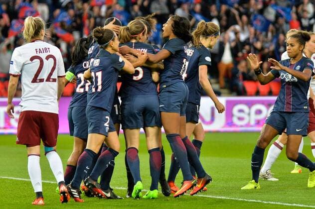 Torjubel von Paris Saint-Germain, Enttäuschung beim FC Bayern, Verena Faisst (FC Bayern Muenchen) Paris, Frankreich, 29.03.2017, Fussball, UEFA Women s Champions League, Paris Saint-Germain - FC Bayern Muenchen, xklx