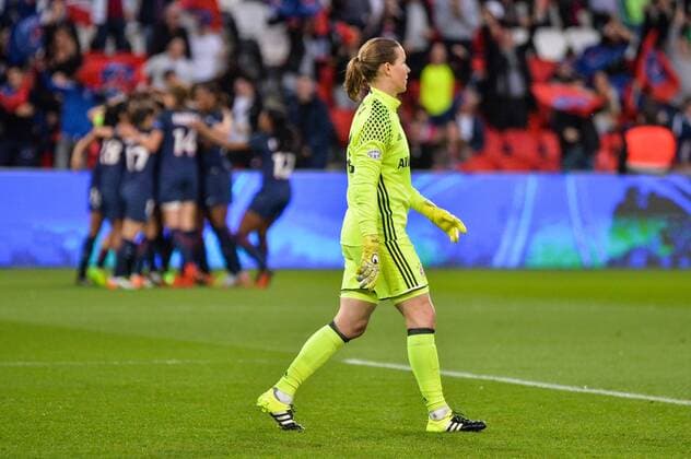 Torjubel von Paris Saint-Germain nach dem 2:0, Enttäuschung bei Tinja-Riikka Korpela (FC Bayern Muenchen) Paris, Frankreich, 29.03.2017, Fussball, UEFA Women s Champions League, Paris Saint-Germain - FC Bayern Muenchen, xklx