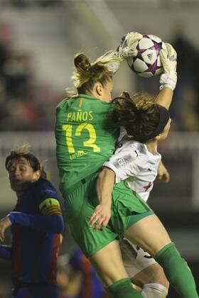 Bilder des Tages - SPORT Fußball, Damen, CL, FC Rosengard - FC Barcelona 170329 Rosengards Ella Masar och Barcelonas malvakt Sandra Pa?os under en fotbollsmatch i Champions League mellan Barcelona och Rosengard den 29 mars 2017 i Barcelona.  Copyright: AlexxNicodim BB170329BB299