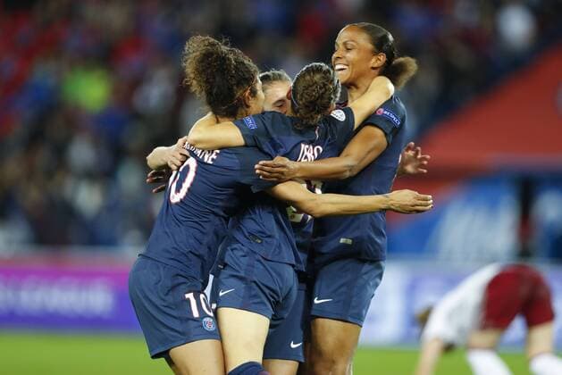 joie Rozeira Cristiane (PSG) avec Loes Geurts (Gardien goal PSG) et equipe FOOTBALL : Paris Saint Germain vs Bayern Munich - Ligue des Champions - 29 03 2017 GwendolineLeGoff Panoramic 