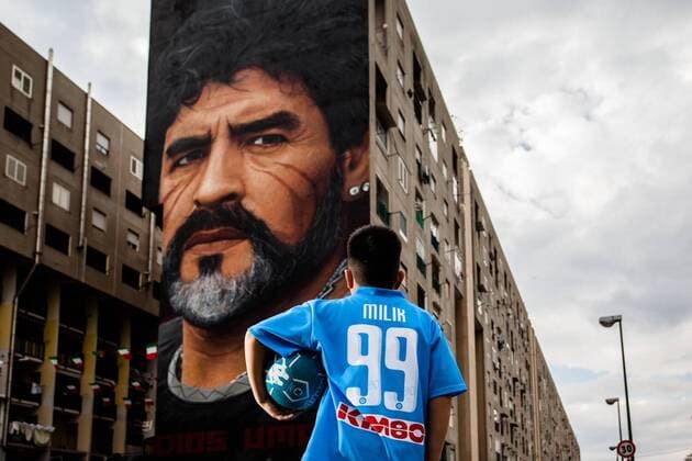 Fußball, Diego Armando Maradona Graffito schmückt Hausfassade in Neapel March 27, 2017 - Naples, Italy - A children that dribble of Taverna Del Ferro, San Giovanni a Teduccio, peripheral of Naples EST on March 29, 2017 in front a Graffiti Revolucionario by Jorit, hand painted on wall with spray cans, Diego Armando Maradona on wall of a building. Graffiti of Diego Armando Maradona in Naples  - ZUMAn230 77987027st Copyright: xPaoloxManzox