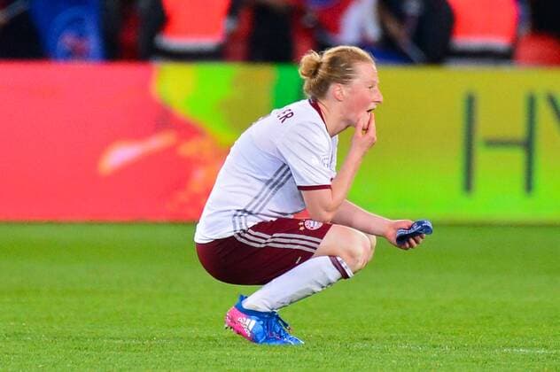 Melanie Behringer (FC Bayern Muenchen, Mel Behringer) enttäuscht, traurig am Boden sitzend Paris, Frankreich, 29.03.2017, Fussball, UEFA Women s Champions League, Paris Saint-Germain - FC Bayern Muenchen, xKLx