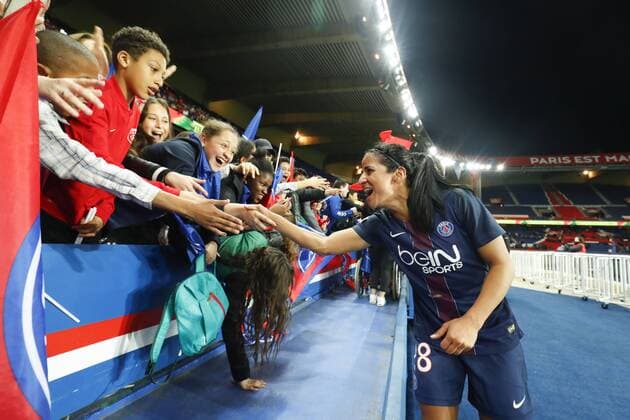 joie Shirley Cruz (PSG) avec supporters FOOTBALL : Paris Saint Germain vs Bayern Munich - Ligue des Champions - 29 03 2017 GwendolineLeGoff Panoramic 
