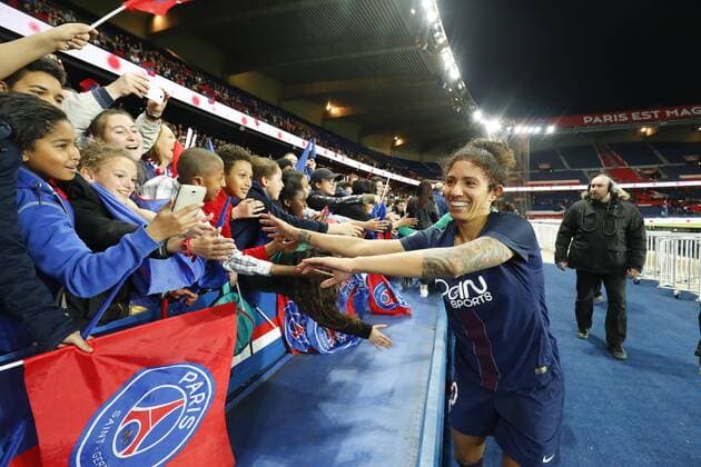 joie Rozeira Cristiane (PSG) avec supporters FOOTBALL : Paris Saint Germain vs Bayern Munich - Ligue des Champions - 29 03 2017 GwendolineLeGoff Panoramic 