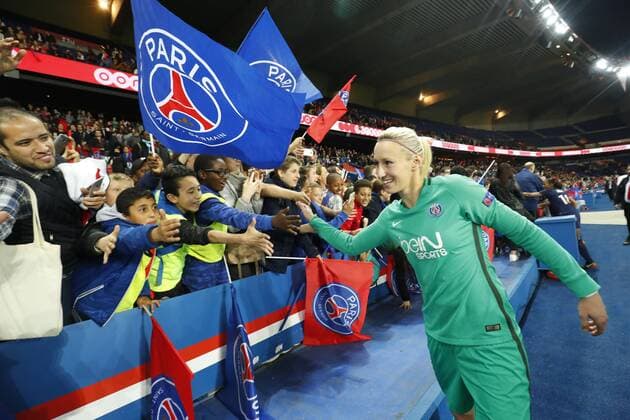 joie Katarzyna KIEDRZYNEK ( Gardien goal PSG) avec supporters FOOTBALL : Paris Saint Germain vs Bayern Munich - Ligue des Champions - 29 03 2017 GwendolineLeGoff Panoramic 