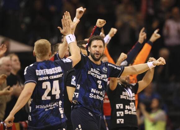 Foto : Siegesjubel bei Flensburg ) , Jim Gottfridsson verlängerte auch gleich seinen Vertrag , rechts Tobias Karlsson Handball Herren 1. Bundesliga , Pokalspiel am Mi. 14.12.2016 SG Flensburg - Melsungen 32 - 28