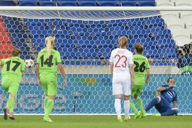 Sarah Bouhaddi (lyon) vs Caroline Graham Hansen (wolfsburg) SOCCER : Lyon vs Zurich - Ligue des champions feminine - 1 4 de finale - 29 03 2017 FredericChambert Panoramic 
