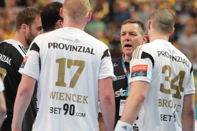 Alfred Gislason (Trainer, Cheftrainer, THW), gibt Anweisungen, gives instructions, Besprechung, Handball, Champions League, Rhein-Neckar Löwen - THW Kiel, xozx
