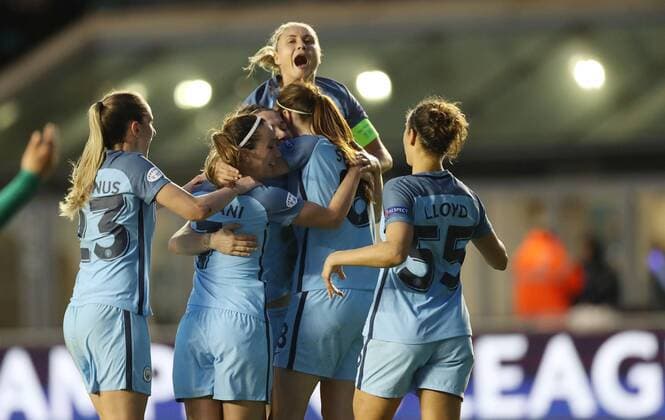Bilder des Tages - SPORT Football - 2016 2017 UEFA Women™s Champions League - Quarter-Final, Second Leg: Manchester City 1 vs. Fortuna Hjorring 0 Steph Houghton of Manchester City celebrates after Lucy Bronze scores during the match at Academy Stadium, Manchester. COLORSPORT LYNNE CAMERON 