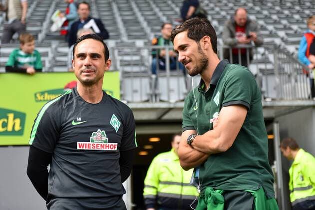GER, 1. FBL, SC Freiburg vs SV Werder Bremen 01.04.2017, Schwarzwaldstadion, Freiburg, GER, 1. FBL, SC Freiburg vs SV Werder Bremen, im Bild Alexander Nouri (Trainer, SV Werder Bremen) mit Santiago Garcia ( 2, SV Werder Bremen) Foto © nordphoto Fabisch nordphotox xFabisch