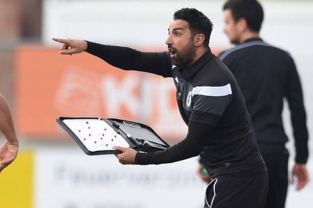 Fußball 3. Liga 20. Spieltag Sportfreunde Lotte - VfR Aalen am 01.04.2017 im FRIMO Stadion in Lotte Trainer Ismail Atalan (Lotte) gibt taktische Anweisungen. MT