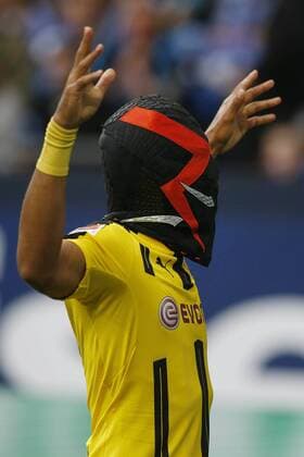 Gelsenkirchen, Deutschland, 1.Fußball- BL - FC Schalke 04 - Borussia Dortmund 1-1 am 01.04. 2017 in der Veltins - Arena in Gelsenkirchen Pierre-Emerick AUBAMEYANG (BVB) li.- zog nach seinem Treffer zum 1-0 eine Comic Maske über seinen Kopf