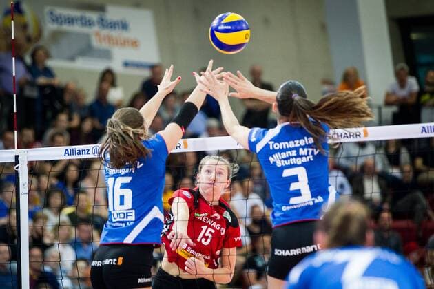 Angriff Kadie Rolfzen (15 DSC) - Block Michaela Mljenkova (16 MTV) und Micheli Tomazela Pissinato (3 MTV); 1. Volleyball Bundesliga Play-Off Halbfinale: Allianz MTV Stuttgart vs Dresdner SC, SCHARRena, Stuttgart Germany, 20170401; Stuttgart Copyright: xWuechner Eibner-Pressefotox EP_NWR