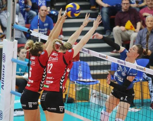 Allianz MTV Stuttgart-Dresdner SC 01.04.2017 Deutschland 1. Volleyball Bundesliga Frauen Saison 16 17 Allianz MTV Stuttgart-Dresdner SC: Foto Herbert Rudel Nr.16 Katharina Schwabe, Nr.12 Jennifer Cross Dresdner SC, Nr.7Renata Sandor Allianz Stuttgart.