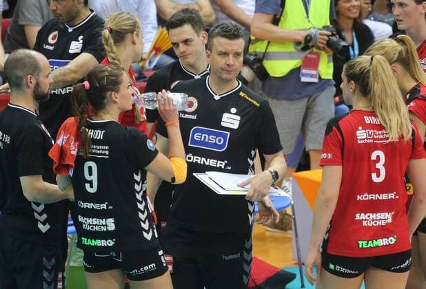 Allianz MTV Stuttgart-Dresdner SC 01.04.2017 Deutschland 1. Volleyball Bundesliga Frauen Saison 16 17 Allianz MTV Stuttgart-Dresdner SC: Foto Herbert Rudel Trainer Alexander Waibl, Nr.9 Myrthe Matilde Schoot, Nr.3 Jocelynn Michelle Birks Dresdner SC.
