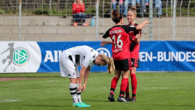 v.li.: Lina Maria Magull (Freiburg, 16), Torschützin Giulia Gwinn (Freiburg, 7), jubeln über das Tor zum 3:0, Jubel, Torjubel, Torerfolg, celebrate the goal, goal, celebration, Jubel ueber das Tor, optimistisch, Action, Aktion, Fussball, Allianz Frauen-Bundesliga, SC Freiburg - SC Freiburg - Borussia Mönchengladbach, xozx