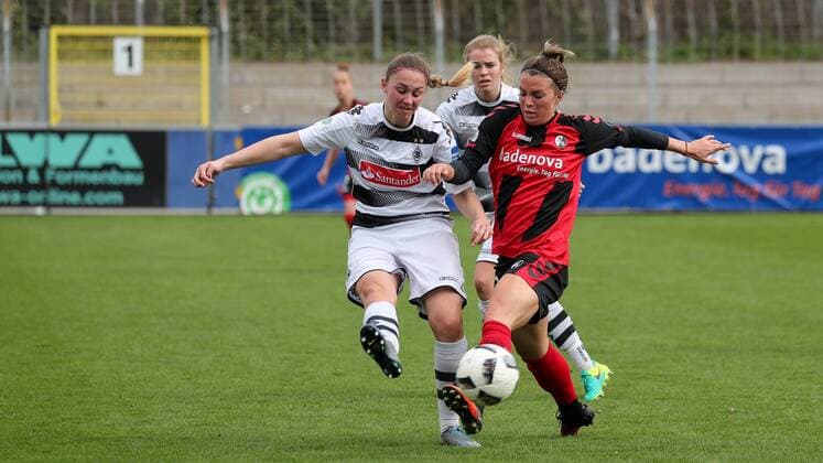v.li.: Sandra Starmanns (BMG, 5), Sandra Starke (Freiburg, 13), Zweikampf, Duell, duel, tackle, tackling, Dynamik, Action, Aktion, Fussball, Allianz Frauen-Bundesliga, SC Freiburg - SC Freiburg - Borussia Mönchengladbach, xozx