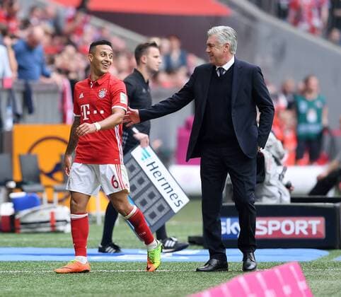 Fussball 1. Bundesliga Saison 2016 2017 26. Spieltag FC Bayern Muenchen - FC Augsburg 01.04.2017 Thiago Alcantara (li, FC Bayern Muenchen) mit Trainer Carlo Ancelotti (FC Bayern Muenchen) bei seiner Auswechslung 
