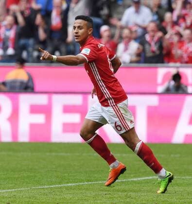 Fussball 1. Bundesliga Saison 2016 2017 26. Spieltag FC Bayern Muenchen - FC Augsburg 01.04.2017 JUBEL FC Bayern Muenchen; Torschuetze zum 4-0 Thiago Alcantara 