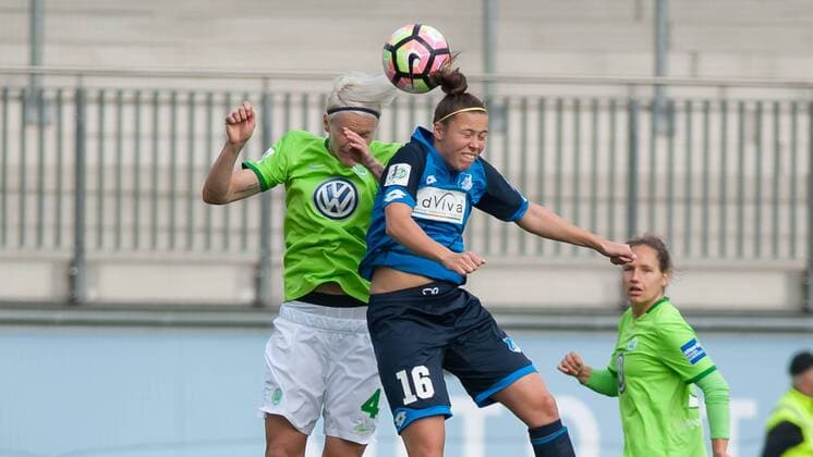 v.li.: Nilla Fischer (VfL Wolfsburg, 4) im Kopfballduell, Kopfball, Zweikampf mit Nicole Billa (TSG 1899 Hoffenheim, 16), Fussball, Allianz Frauen-Bundesliga, VfL Wolfsburg - TSG 1899 Hoffenheim, xobx