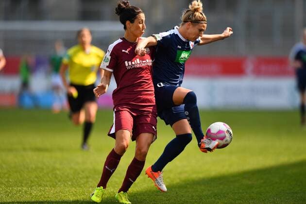 Sara Doorsoun (SGS Essen) (23) kann Svenja Huth (Turbine Potsdam) (9) nicht bei der Ballannahme stören, Fussball, Allianz Frauen-Bundesliga, SGS Essen - Turbine Potsdam, xmkx