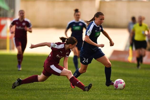 Lena Ostermeier (SGS Essen) (18) versucht Lara Prasnikar (Turbine Potsdam) (24) zu stoppen, Fussball, Allianz Frauen-Bundesliga, SGS Essen - Turbine Potsdam, xmkx