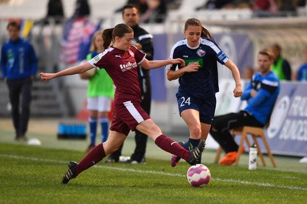 Lena Ostermeier (SGS Essen) (18) versucht Lara Prasnikar (Turbine Potsdam) (24) zu stoppen, Fussball, Allianz Frauen-Bundesliga, SGS Essen - Turbine Potsdam, xmkx