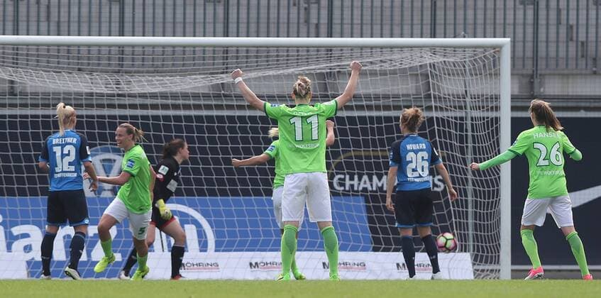 Hier erzielt Emily van Egmond (VfL Wolfsburg) das 2-0