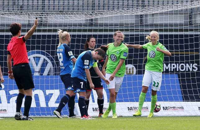 Jubel um Emily van Egmond (VfL Wolfsburg, 5), Martina Moser (TSG 1899 Hoffenheim, 7), Pernille Harder (VfL Wolfsburg, 22)