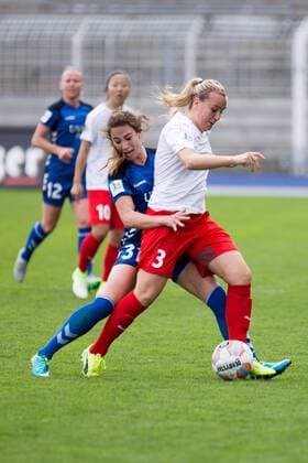 v.li.: Duell Julia Arnold (FF USV Jena, 31) gegen Laura Störzel (FFC Frankfurt, 3), Fußball, Frauen, Allianz Frauen-Bundesliga, FF USV Jena - 1. FFC Frankfurt, xprx
