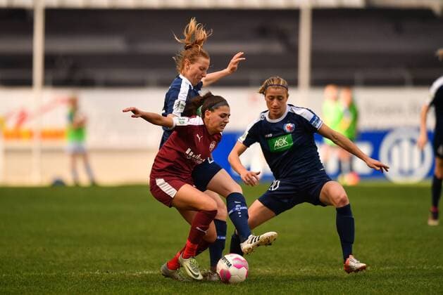Stefanie Draws (Turbine Potsdam) (22) und Bianca Schmidt (Turbine Potsdam) (20) stoppen gemeinsam Manjou Wilde (SGS Essen) (8), Fussball, Allianz Frauen-Bundesliga, SGS Essen - Turbine Potsdam, xmkx
