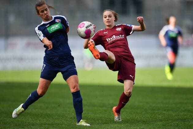 Anna Gasper (Turbine Potsdam) (7) kommt zu spät - Jaqueline Klasen (SGS Essen) (16) klärt artistisch in der Luft, Fussball, Allianz Frauen-Bundesliga, SGS Essen - Turbine Potsdam, xmkx