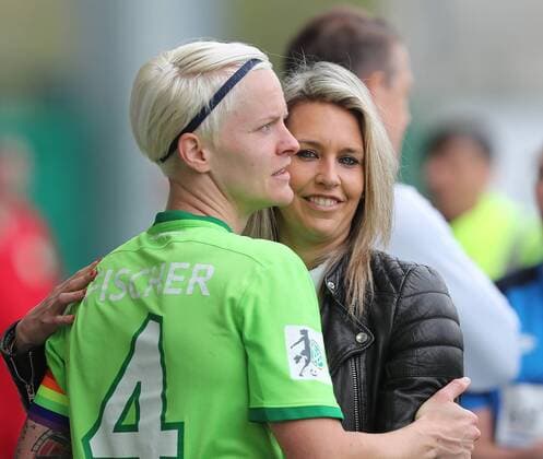Nilla Fischer (VfL Wolfsburg) freut sich mit Lena Goessling (VfL Wolfsburg) über den Sieg